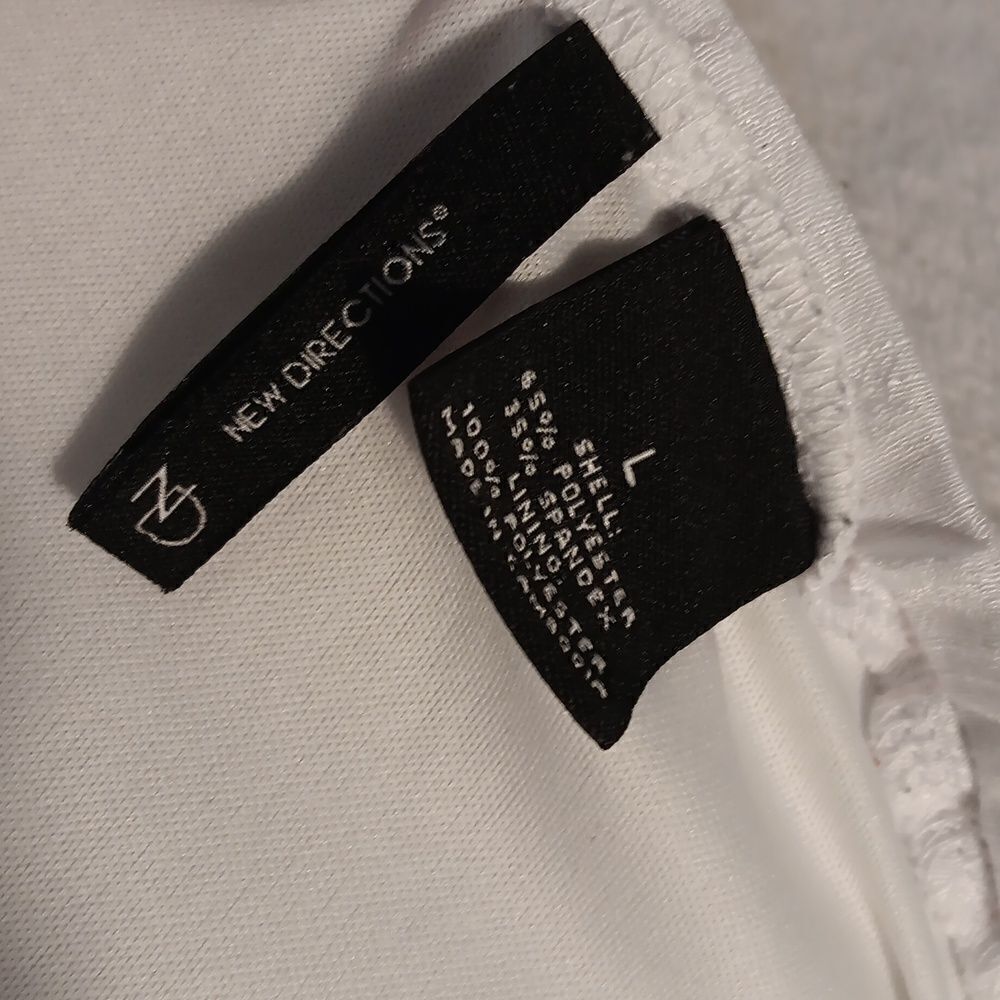 New Direction White Geometric Top - Picture 6 of 7